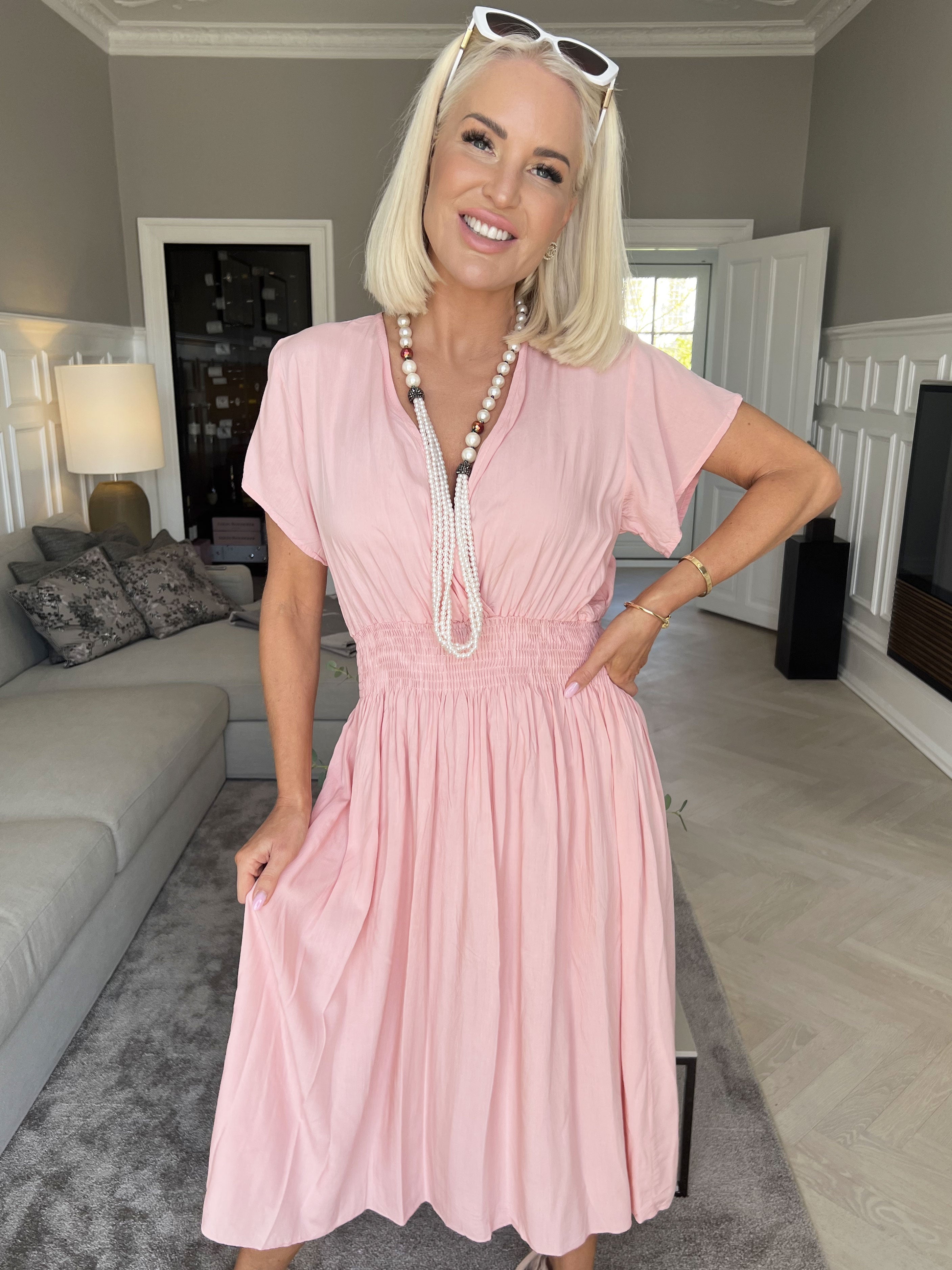 Misha Short - Söt enkel klänning i viskos med smock under bysten